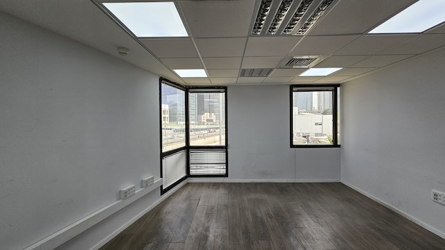 משרד להשכרה בגודל 450 מ"ר, חדר משרדי ריק עם קירות לבנים, רצפת עץ, שני חלונות לנוף עירוני, תאורה בתקרה ושקעים חשמליים לאורך קיר. מתאים לאגיש רבד ולמגוון שימושים.