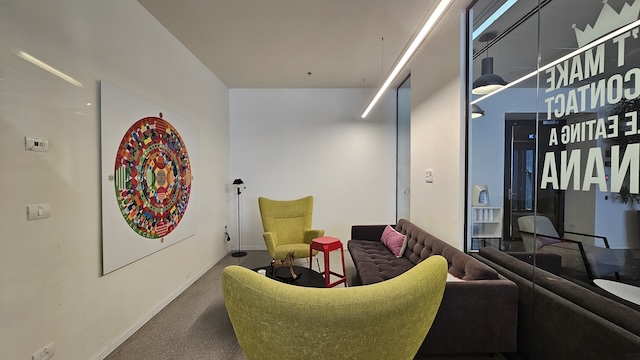 פינת ישיבה של Avantis, המעוצבים כבתים קטנים, מסודרים זה לצד זה בחדר מודרני ומואר היטב עם ריצוף אריחים בדוגמת אדרה בקומה 38 של מגדל אטריום.